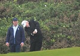 Trump ya juega al golf en Escocia