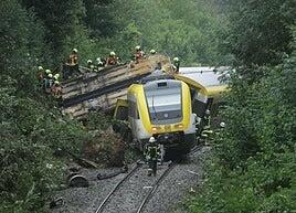 Al menos 3 muertos y 34 heridos al descarrilar un tren regional en Alemania