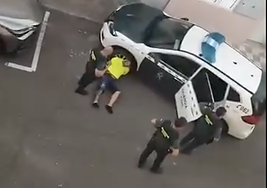 Dos hermanos detenidos por robo, allanamiento y lesiones tras huir por los tejados en Arinaga