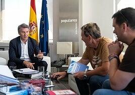 Feijóo hace de puente entre las asociaciones de la dana y Mazón