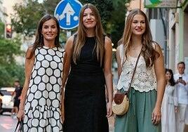 La reina Letizia acude al cine con Leonor y Sofía en su primera salida en Palma