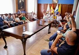 Gobierno y oposición se juntan y se dividen con la planta de biogás de La Atalaya de Guía