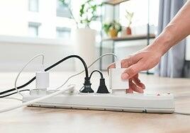 ¿Es malo dejar los cargadores siempre enchufados?