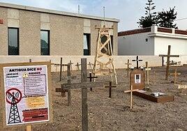 Cruces y tumbas contra la antena de Antigua