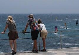 Varias noches tórridas e infernales por la subida de las mínimas en Canarias