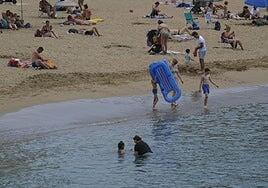 Sanidad emite «un aviso importante» por el calor en las islas: se ha atendido hasta a un bebé de ocho meses