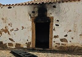 Arde Puerto Escondido, la ermita más antigua de Fuerteventura, arde la historia