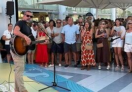 El cantante Jaume Anglada, en la UCI tras ser arrollado por un coche que se dio a la fuga