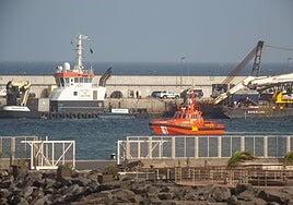 49 polizones se esconden en una gabarra en Dakar y desembarcan en Arrecife por «razones humanitarias»