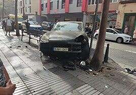 Un conductor en estado de ebriedad destroza su vehículo al chocar contra un taxi