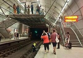 «Se ha tirado a las vías del metro para que no lo apuñalen»