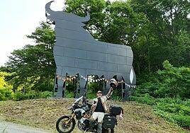 Julio Álamo culmina en Japón su viaje en busca del último toro de Osborne del planeta