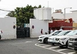 Los 10 primeros menores asilados parten a la península en medio de un cruce de reproches