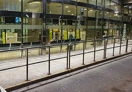 El cierre de puertas en el aeropuerto de noche obliga a un rodeo para coger taxi
