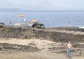 Otro búnker ocupado en la costa del Confital: el Ayuntamiento los tapiará cuando los desaloje
