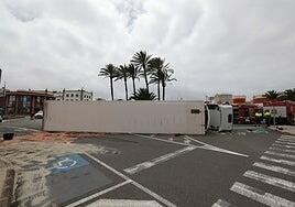 El vuelco de un tráiler en el muelle genera atascos en Las Palmas de Gran Canaria