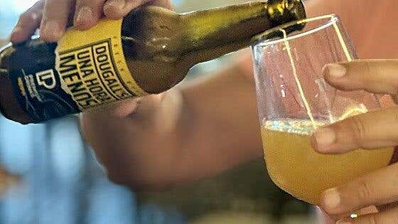«Una Hora Menos»: la nueva cerveza artesanal de perfil tropical que rinde homenaje a Canarias