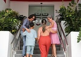 Las familias canarias que no pueden veranear: «Las Alcaravaneras son sus vacaciones»