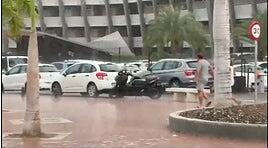 La lluvia sorprende a quienes están de vacaciones en el sur de Gran Canaria