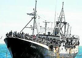 ¿Existe el barco nodriza de los cayucos?