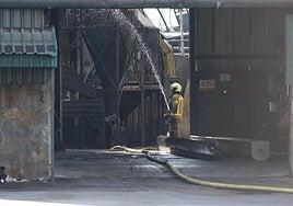 El incendio de Pinos Puente en el que han muerto dos trabajadores en una nave industrial está controlado pero mantiene dos focos activos