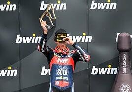 Ángel Piqueras gana en Moto3 y sigue soñando con el título