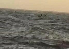 Un reventón térmico obliga a desalojar las playas de Granada y a rescatar a siete personas a la deriva