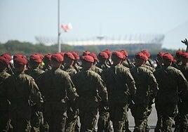 Polonia paga 1.400 euros a sus jóvenes por ir de colonias con el ejército en verano