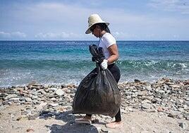 Colillas, plásticos, envases: el viaje invisible de la basuraleza que acaba en playas y mares