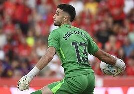 Joan García cae de pie en el Barça