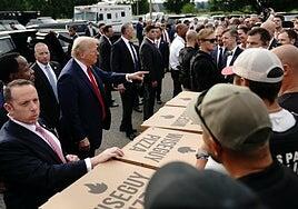 Trump arenga entre pizzas y hamburguesas a las tropas desplegadas en uno de los barrios más violentos de Washington