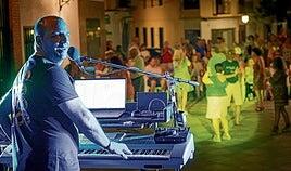 El hombre orquesta de la Alpujarra: la historia de Sergio, que lleva 25 años poniendo a bailar a los pueblos chicos