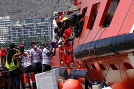 Desembarcan en Arguineguín a los 248 migrantes que se encontraban a la deriva