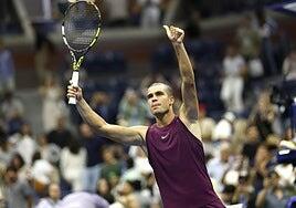 Alcaraz derriba al gigante Opelka