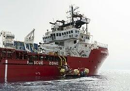 La Guardia Costera libia tirotea a uno de los barcos humanitarios que socorren a inmigrantes en el Mediterráneo