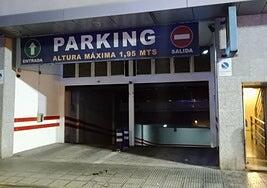Arde un coche en el aparcamiento de un centro comercial en Vecindario