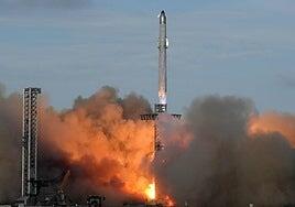 El cohete gigante de Musk vuela por fin sin explotar en el aire