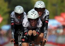 Ayuso y Almeida se compenetran bien para acechar a Vingegaard