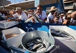 Arinaga se prepara para asar 1.200 kilos de sardinas en la Vará del Pescao