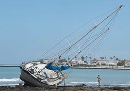 Un velero encalla en una playa de Corralejo