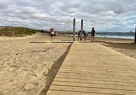 Puerto del Rosario instala nuevas pasarelas de Playa Blanca