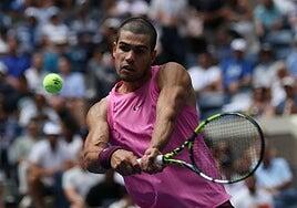 Alcaraz pasa a octavos del US Open con susto en la rodilla