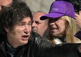 Los Milei, a pedradas