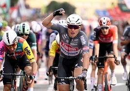 Philipsen regatea a Viviani y repite triunfo en La Vuelta