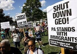 Una jueza bloquea las expulsiones rápidas de migrantes impulsadas por Trump