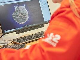 Un motorista en estado crítico tras chocar con un coche cerca de Agüimes