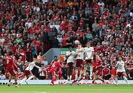 El Liverpool doblega al Arsenal y fortalece su liderato