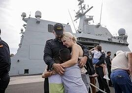 Entre abrazos y lágrimas: emotiva despedida al Rayo antes de poner rumbo al Golfo de Guinea