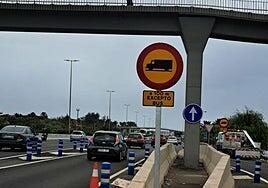 Los vehículos pesados no pueden pasar por la vía de servicio de la GC-1 junto a Alcampo