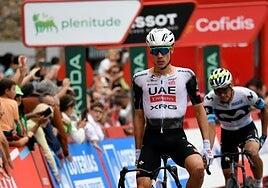 Juan Ayuso entra el primero a su redil cántabro